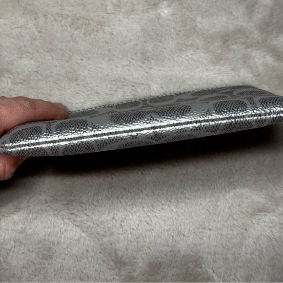 COACH Metallic Wristlet monogram silver - Picture 3 of 7